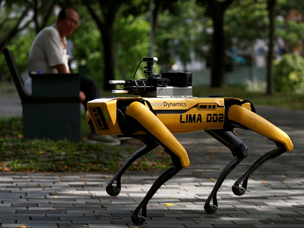 В Сингапуре робот-собака следил за соблюдением социальной дистанции в парках в марте 2020 года