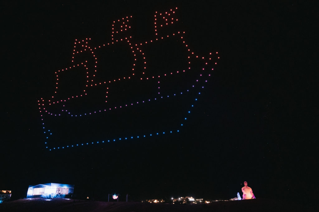 На фестивале «Таврида.АРТ» рой дронов устроил шоу в ночном небе