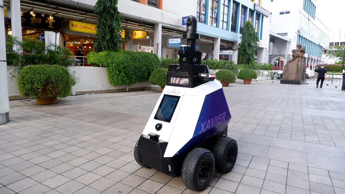 В Сингапуре роботы начали патрулировать улицы