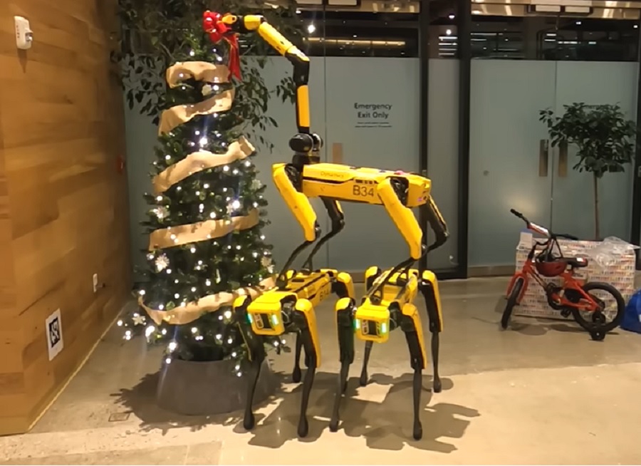 Роботы-собаки Spot от Boston Dynamics дружно нарядили елку