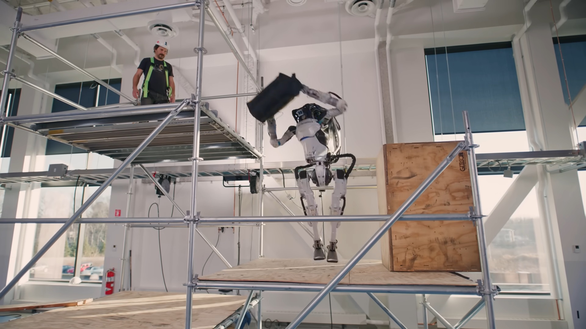 У робота Atlas новые способности: теперь он хватает и кидает предметы