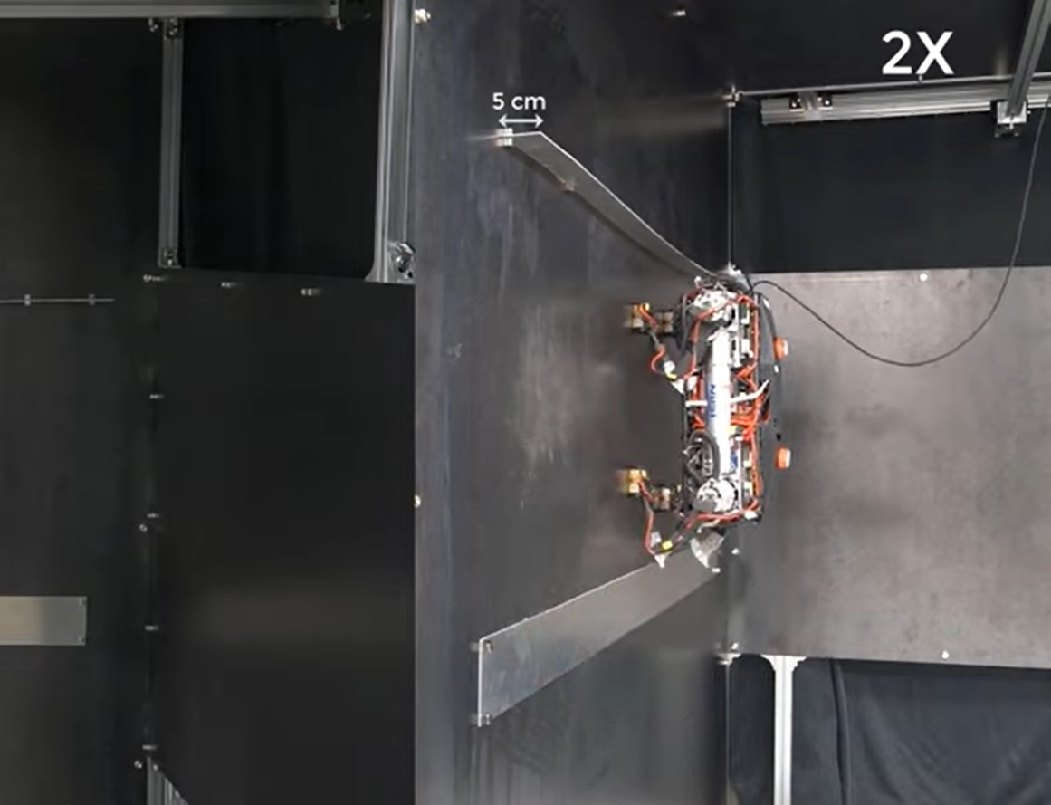 Робот MARVEL может ходить по стенам и потолку