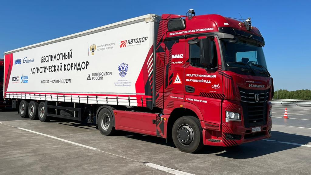 Беспилотные грузовики отправились по трассе М-11 из Петербурга в Москву