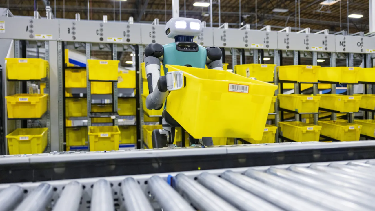 Робот Digit перемещает пустые коробки на складах Amazon
