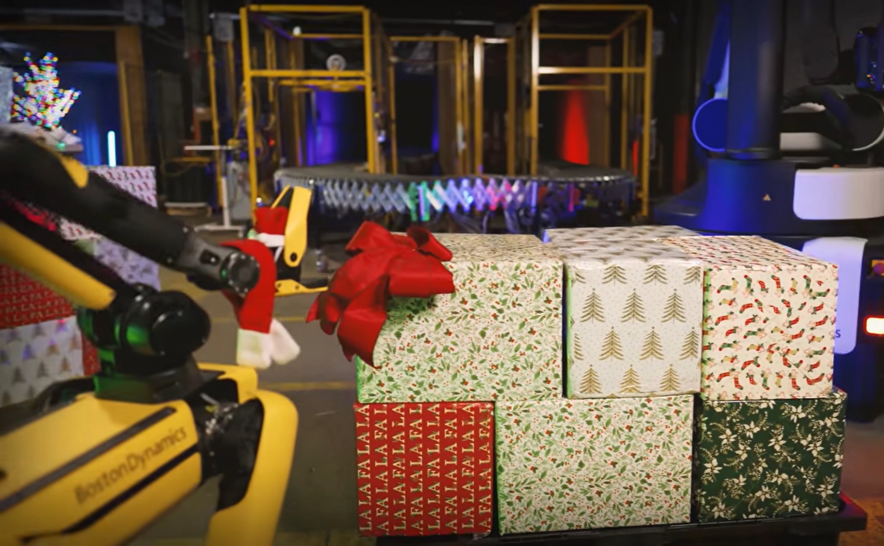 Рождественские хроники: роботы Stretch, Spot и Atlas трудятся на «фабрике Санта-Клауса»