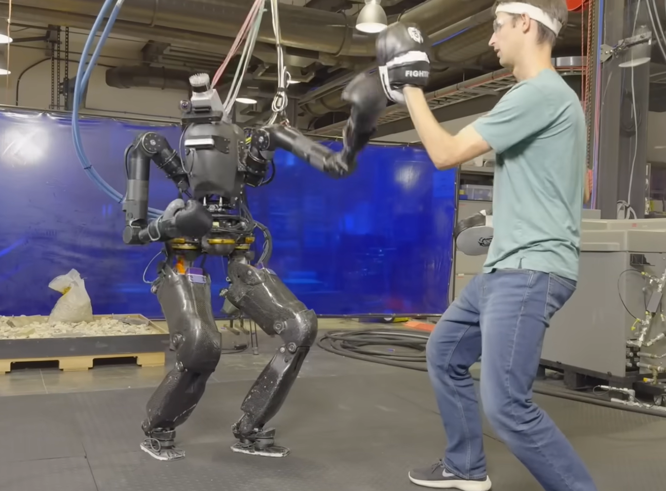 «Смертельная битва»: робот Надя сражается с человеком