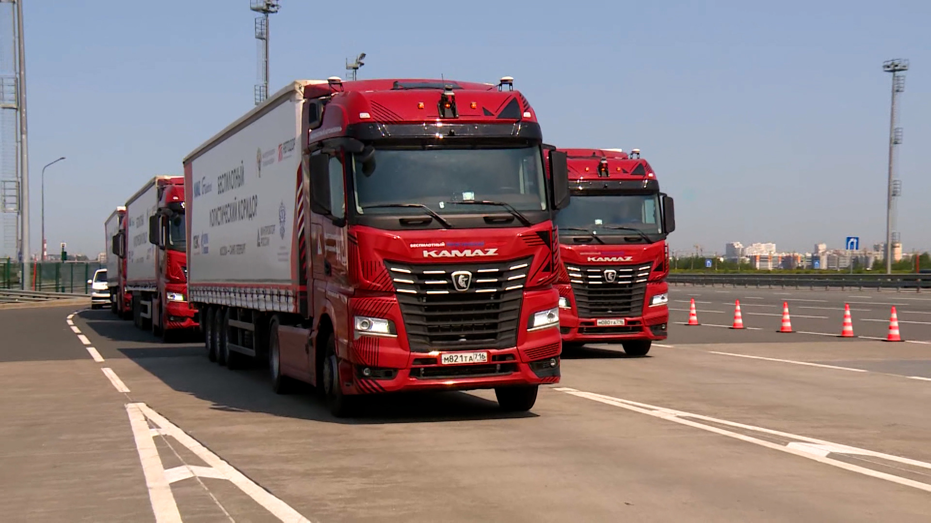 Грузовые машины. Беспилотные камазы москва. Камаз 2020 беспилотник. Без пилотный тягач камаз. Беспилотный тягач камаз.