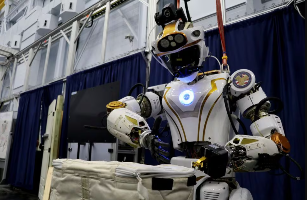 Робот-гуманоид Валькирия готовится к выходу в космос