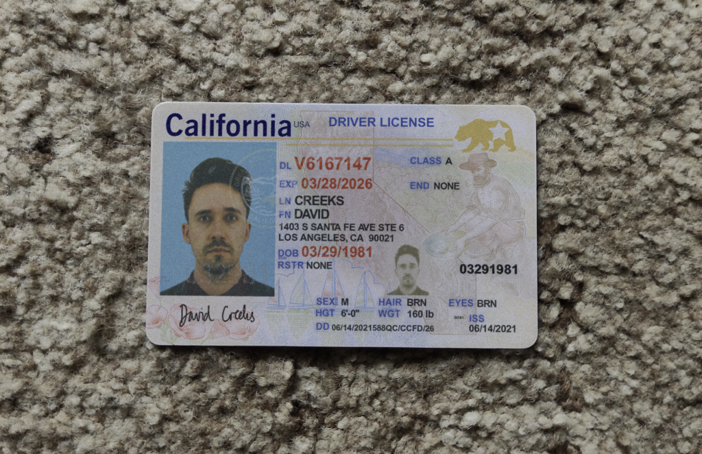 Сервис под названием OnlyFake предлагает сгенерировать изображение поддельного паспорта всего за $15. Журналисты обнаружили, что его след тянется из России