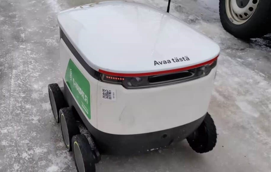 В Хельсинки робот-курьер впервые совершил наезд на автомобиль