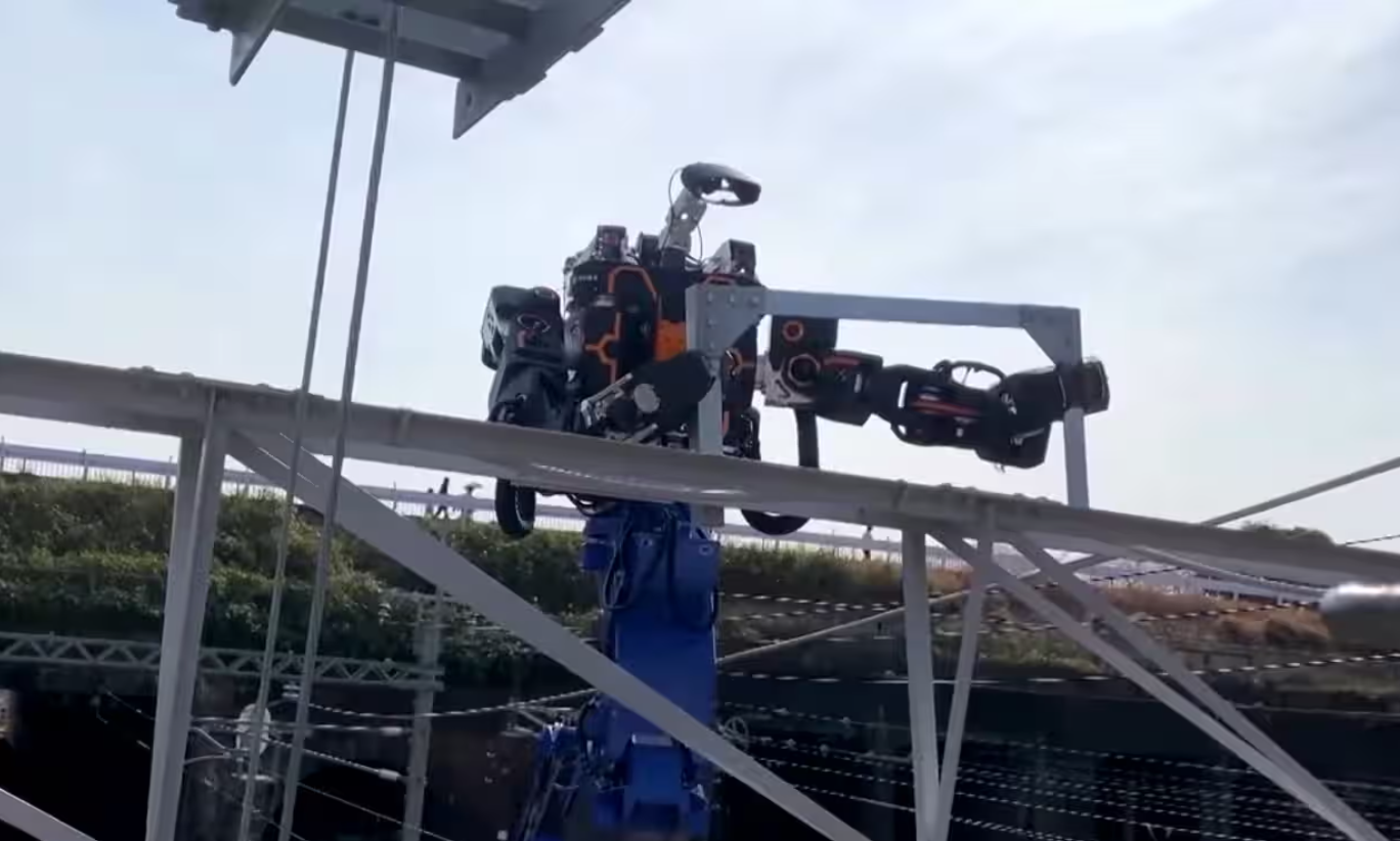 rГигантский японский робот чинит железнодорожные линииeuters